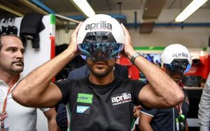 Команда aprilia внедряет шлем ar в процесс обслуживания мотоциклов