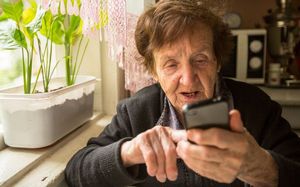 В казани адаптировали смартфоны для пожилых и слабовидящих